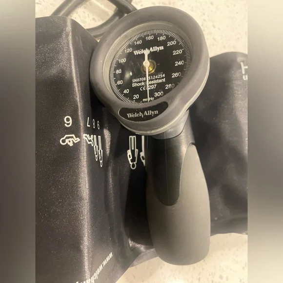 Welch Allyn Blood Pressure Cuff Set w/ Stethoscope & bandage scissors - Picture 8 of 14